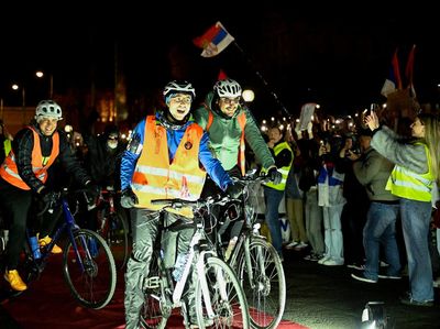 Aksi Mahasiswa Serbia Gowes Sepeda Protes Pemerintah