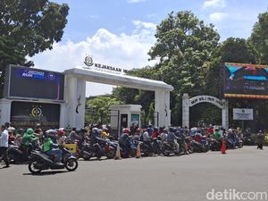 Warga Antre Panjang Bayar Pajak di Samsat Bogor, Ada yang Nginap dari Semalam