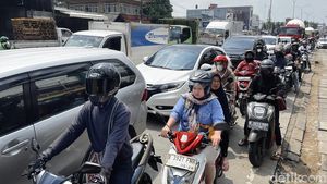 Antusiasme Warga Bayar Pajak, Antrean Mengular