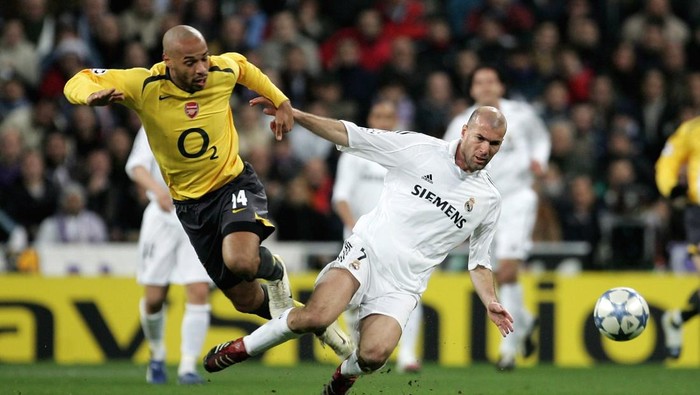 MADRID, SPAIN - FEBRUARY 21: Thierry Henry of Arsenal tackles Zinedine Zidane of Madrid during the UEFA Champions League Round of 16, First Leg match between Real Madrid and Arsenal at the Santiago Bernabeu Stadium on February 21, 2006 in Madrid, Spain. (Photo by Richard Heathcote/Getty Images)