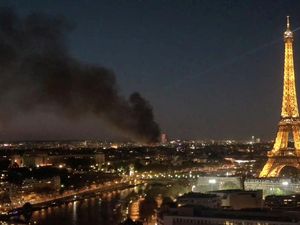Asap Mengepul Saat Pusat Pembuangan Limbah di Paris Terbakar