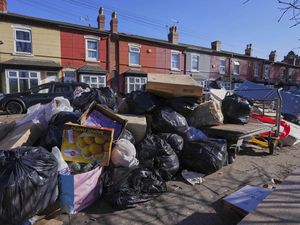 Banyak Sampah Numpuk di Jalanan Birmingham Inggris
