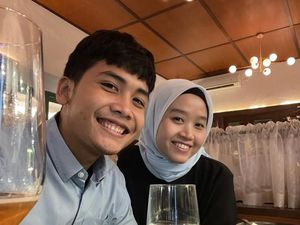 Ini Momen Bintang Emon dan Istri Saat Makan Cuanki dan Ikan Bakar Ini Momen Bintang Emon dan Istri Saat Makan Cuanki dan Ikan Bakar