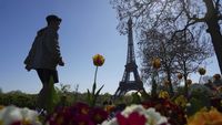 Cantiknya Bunga-bunga Bermekaran yang Dekat Menara Eiffel