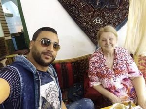 Kisah Cinta Nenek 74 Tahun Dinikahi Berondong 34 Tahun Lebih Muda