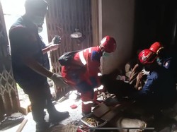 Damkarmat Makassar Evakuasi Lansia Tunawisma Terjebak di Ruko Kosong