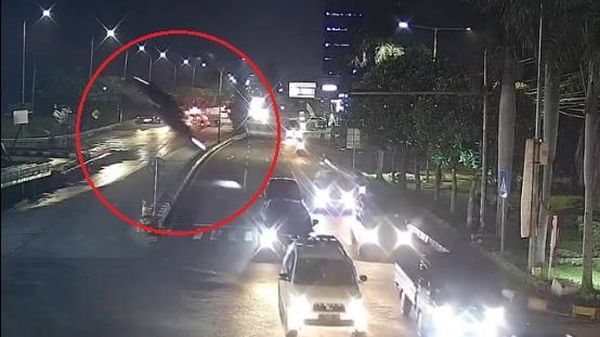 Penampakan Ujung Tol Gresik Lokasi Sedan BMW Terjun Bebas