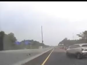 Detik-detik Kecelakaan di Tol Gegara Pemobil Pindah Jalur Sembarangan saat Contraflow Detik-detik Kecelakaan di Tol Gegara Pemobil Pindah Jalur Sembarangan saat Contraflow