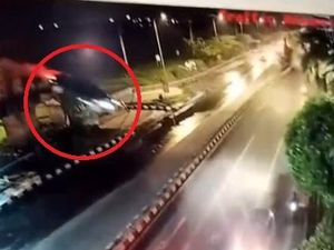 Sederet Fakta Horor BMW Terbang dari Tol Krian-Gresik Terekam CCTV Sederet Fakta Horor BMW Terbang dari Tol Krian-Gresik Terekam CCTV