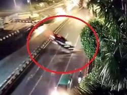 Bak Film, Peristiwa BMW Terjun dari Ujung Tol di Gresik Terekam CCTV