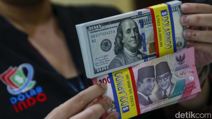 Dolar AS Kian Perkasa Pekerja mengobrol mata duit dolar Amerika Serikat di penukaran duit Dollar Asia dan Dollar Indo, Jakarta. Hari ini, Selasa (8/4/2025), dolar AS condong menguat terhadap rupiah. Mata duit Negeri Paman Sam berada di level Rp 16.800-an.