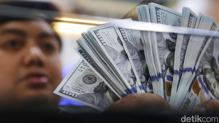 Dolar AS Kian Perkasa Pekerja menyediakan mata duit dolar Amerika Serikat di penukaran duit Dollar Asia dan Dollar Indo, Jakarta. Hari ini, Selasa (8/4/2025), dolar AS condong menguat kepada rupiah. Mata duit Negeri Paman Sam berada di level Rp 16.800-an.