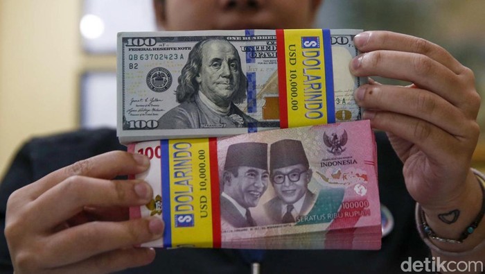 Pekerja mengobrol mata duit dolar Amerika Serikat di penukaran duit Dollar Asia dan Dollar Indo, Jakarta. Hari ini, Selasa (8/4/2025), dolar AS condong menguat kepada rupiah. Mata duit Negeri Paman Sam berada di level Rp 16.800-an.
