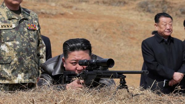 Gaya Kim Jong Un Kunjungi Pangkalan Latihan Militer Korut