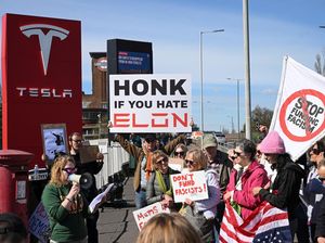 Gelombang Protes Melanda Dealer-dealer Tesla di Berbagai Negara Gelombang Protes Melanda Dealer-dealer Tesla di Berbagai Negara