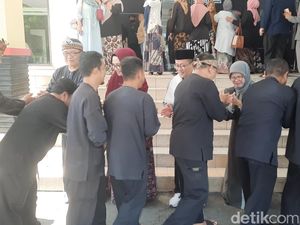 Momen Emosional Bupati Tasikmlaya Usai Libur Lebaran Momen Emosional Bupati Tasikmlaya Usai Libur Lebaran