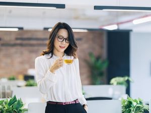 Iri Hati, Wanita Ini Racuni Teh Rekan Kerjanya selama Berbulan-bulan