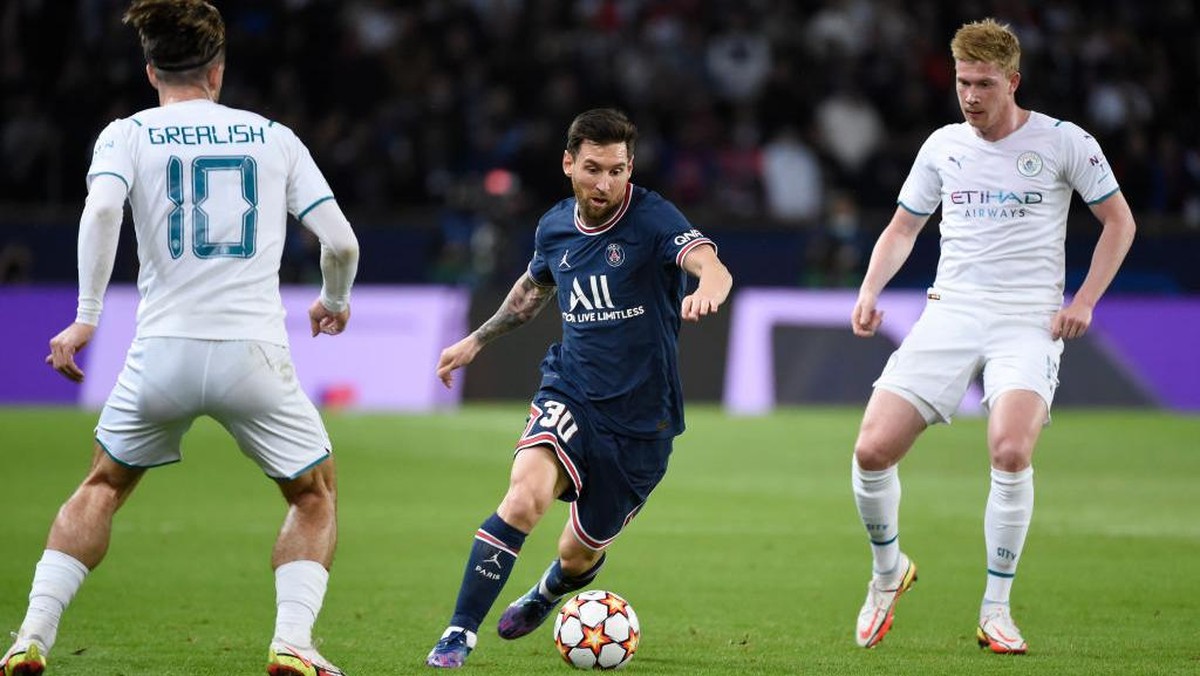 Messi (tengah) saat menghadapi De Bruyne (kanan) dalam duel Paris Saint-Germain vs Manchester City pada 2021 silam. Foto: Visionhaus/Getty Images/Visionhaus