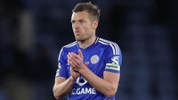 Banyak yang mengira Jamie Vardy bakal pensiun di Liecester City yang diperkuatnya sejak 2012. Namun, ia membuat keputusan mengejutkan dengan belum mau gantung sepatu selepas kontraknya habis dengan The Foxes akhir musim ini. Ia total mengemas 200 gol dari 500 penampilan dengan Si Rubah (Foto: Getty Images/Catherine Ivill - AMA)