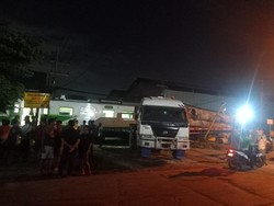 Trailer Muat Kayu Tertabrak KA Komuter di Gresik, Masinis-Asisten Terluka