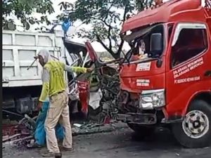 Truk Tangki Pertamina Adu Banteng Dengan Dump Truck, Sopir Terjepit Truk Tangki Pertamina Adu Banteng Dengan Dump Truck, Sopir Terjepit