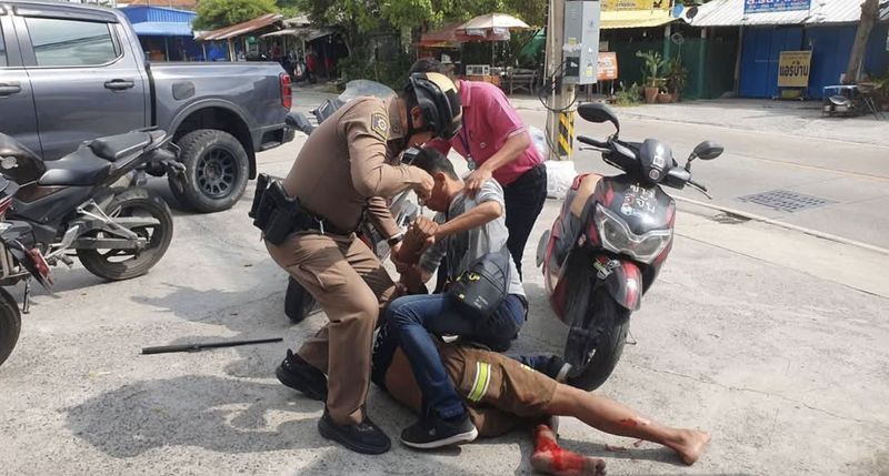 Kesal Pad Thai Pesanannya Diberi Kucai, Pria Ini Tusuk Diri Sendiri!