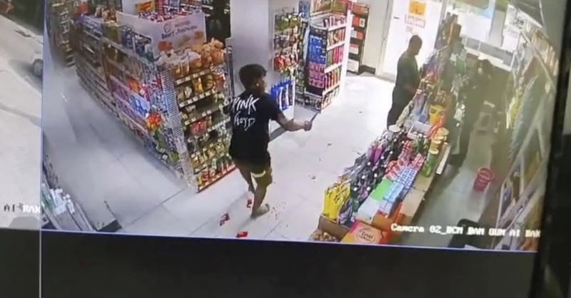 Kesal Pad Thai Pesanannya Diberi Kucai, Pria Ini Tusuk Diri Sendiri!