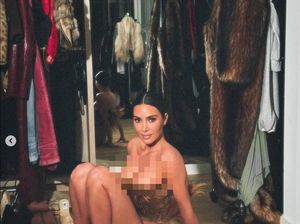Kim Kardashian Pamer Gaya Tanpa Celana Pakai Korset Bulu Kim Kardashian Pamer Gaya Tanpa Celana Pakai Korset Bulu