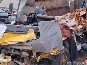 Video Truk Tabrak Truk di Tol Cipularang, Satu Orang Tewas Video Truk Tabrak Truk di Tol Cipularang, Satu Orang Tewas