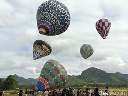 Momen Festival Balon Udara Tradisional di Tulungagung