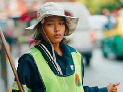 Transformasi Tukang Sapu Jalanan Jadi Model, Paras Eksotisnya Bikin Terpana