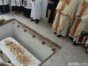 Jenazah Uskup Petrus Turang Dimakamkan di Sebelah Gregorius Monteiro Jenazah Uskup Petrus Turang Dimakamkan di Sebelah Gregorius Monteiro