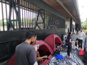 Pendemo Tolak UU TNI di DPR Cerita Dapat Kiriman Makanan dari Warga