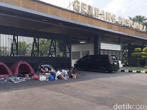 Penolakan UU TNI Terus Bergulir Lewat Tenda di Gerbang DPR Penolakan UU TNI Terus Bergulir Lewat Tenda di Gerbang DPR