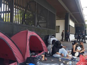 Tolak UU TNI, Pendemo Dirikan Tenda di Pintu Masuk DPR