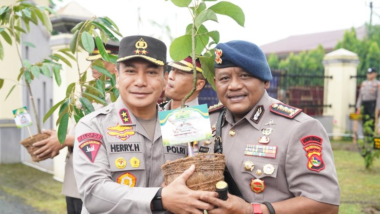 Halal Bihalal Sambil Tanam Pohon, Polda Riau Gencarkan Upaya Mitigasi Karhutla