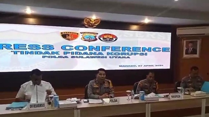 Polda Sulut dikala merilis kendala korupsi dana hibah GMIM. Polda Sulut dikala merilis kendala korupsi dana hibah GMIM.