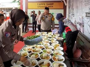 Pos Pelayanan Mudik Polres Pasuruan Bagikan Makan ke Pemudik Pos Pelayanan Mudik Polres Pasuruan Bagikan Makan ke Pemudik