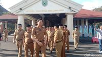 Foto Lucky Hakim Pimpin Apel ASN Indramayu Usai Liburan dari Jepang