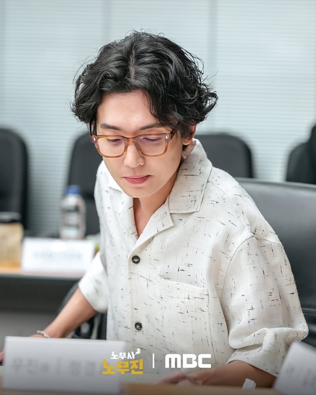 Potret Jung Kyung Ho dalam pembacaan naskah drama 'Labor Attorney Noh Moo Jin'
