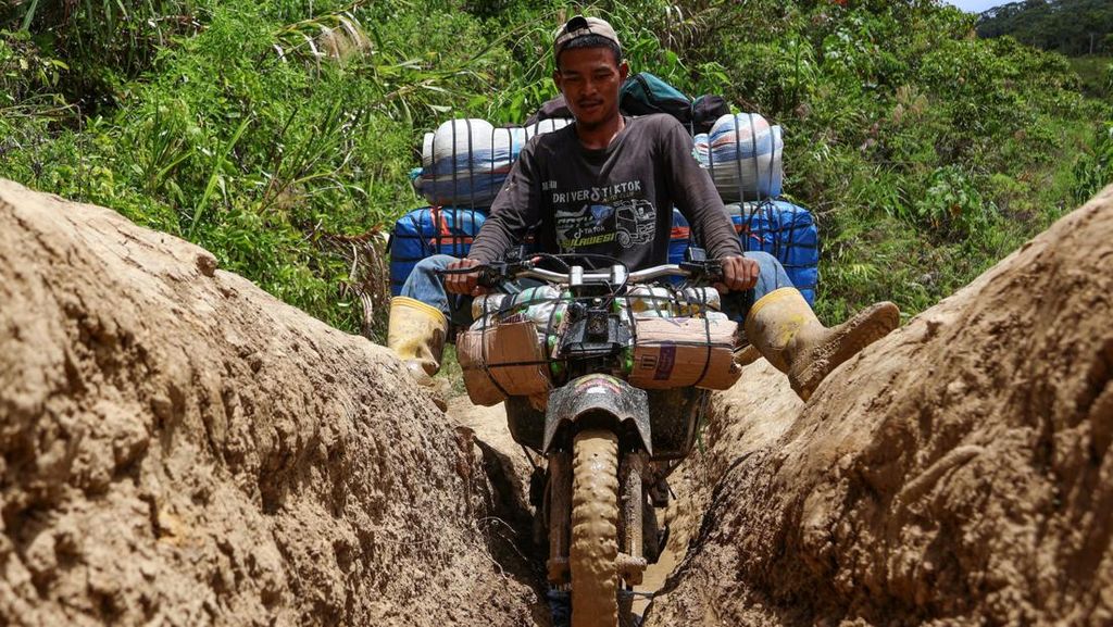 Potret Perjuangan Ojek Barang Taklukkan Medan Sulit di Luwu Utara Potret Perjuangan Ojek Barang Taklukkan Medan Sulit di Luwu Utara