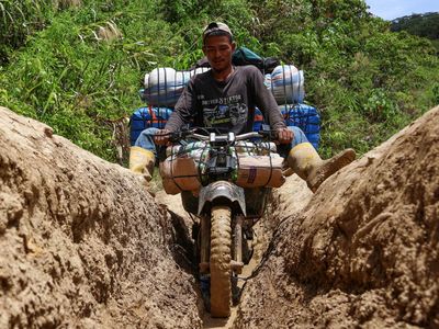 Potret Perjuangan Ojek Barang Taklukkan Medan Sulit di Luwu Utara
