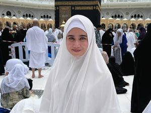 7 Foto Gaya Tissa Biani Pakai Hijab Syari Serba Putih Saat Umrah 7 Foto Gaya Tissa Biani Pakai Hijab Syari Serba Putih Saat Umrah
