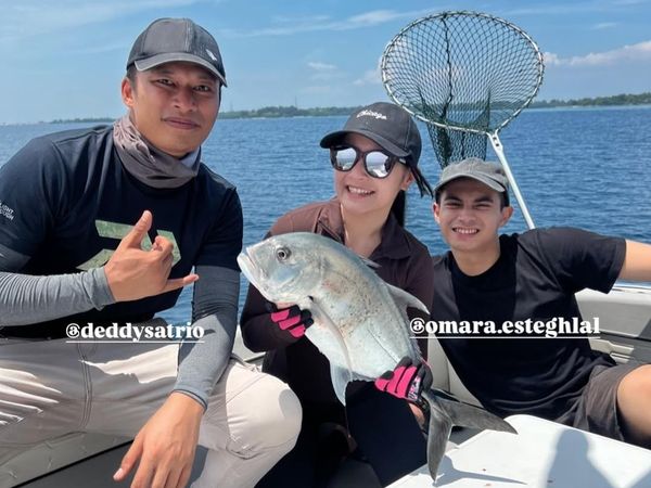 Strike! Prilly Latuconsina Bikin Omara Esteghlal Suka Mancing di Laut