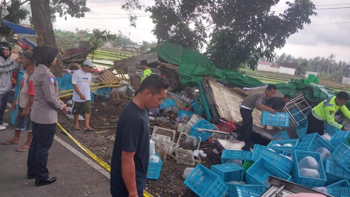 Proses penyelamatan korban dan kendaraan yang terlibat kecelakaan di Jalan Bypass Bandara Internasional Lombok (BIL), tepatnya di Desa Kuripan, Lombok Barat, Selasa (8/4/2025) sore. (Istimewa) Proses penyelamatan korban dan kendaraan yang terlibat kecelakaan di Jalan Bypass Bandara Internasional Lombok (BIL), tepatnya di Desa Kuripan, Lombok Barat, Selasa (8/4/2025) sore. (Istimewa)