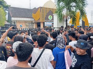 Warga Hingga Pelaku Wisata Demo di Balai TNGR, Tuntut Tambah Kuota Pendaki