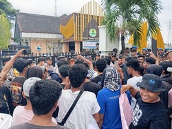 Warga Hingga Pelaku Wisata Demo di Balai TNGR, Tuntut Tambah Kuota Pendaki
