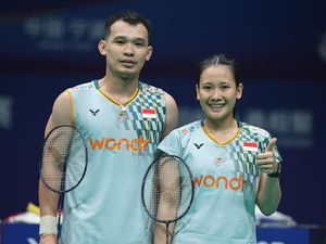 Nasib Rinov/Mentari di Tangan Rionny Nasib Rinov/Mentari di Tangan Rionny