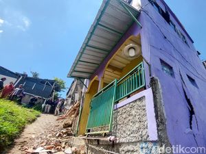 Rumah Rusak gegara Pergerakan Tanah, Hindarsyah Terpaksa Ngungsi