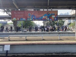 Hari Pertama Kerja Usai Libur Lebaran, Stasiun Depok Baru Mulai Dipadati Anker